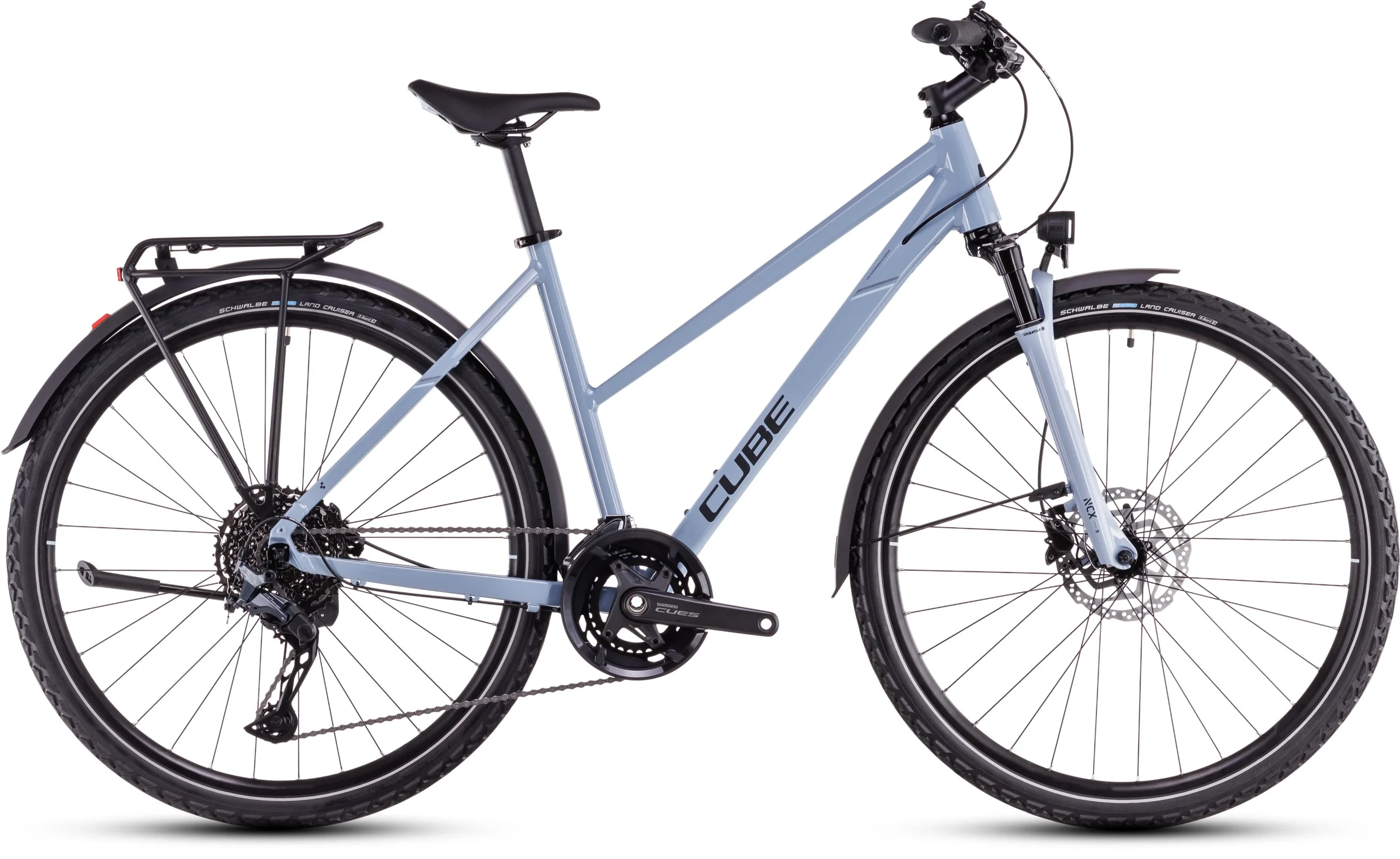 Das Cube Nature EXC Allroad ist ein vielseitiges Damen-Trekkingbike, das Komfort und Funktionalität vereint. Mit einem leichten Aluminiumrahmen und einer 63 mm Luftfedergabel von SR Suntour bietet es eine angenehme Dämpfung auf unterschiedlichsten Untergründen. Die 2x11-fach Shimano Cues Schaltung ermöglicht präzise Gangwechsel, während die hydraulischen Scheibenbremsen von Shimano für zuverlässige Bremskraft sorgen. Ausgestattet mit einem Gepäckträger, Schutzblechen, Seitenständer und einem integrierten Lichtsystem ist das Fahrrad für den Alltag und längere Touren bestens gerüstet.